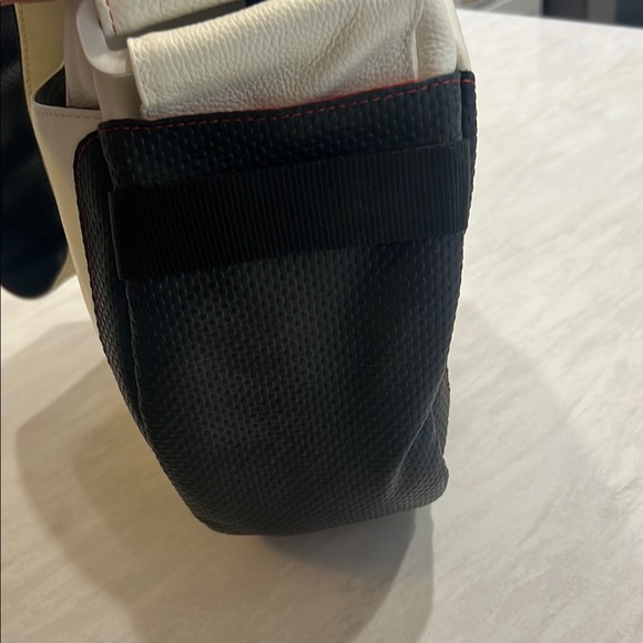 NWT. Bugaboo diaper crossbody bag with accessories. - Picture 3 of 9